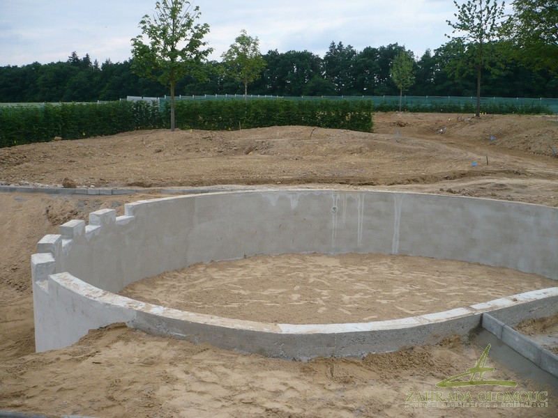 Stavba kruhových zdí koupací zóny