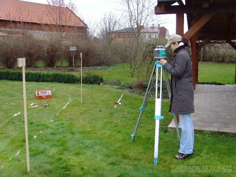 Březen 2007 -zaměření a vytýčení pozemku pro jezírko