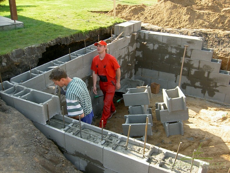 Stavba opěrných zdí koupací zóny