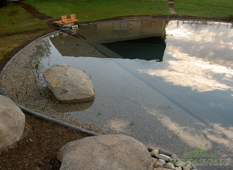 Výsadba rostlin do regenerační zóny, dopuštění vody do konečné hladiny