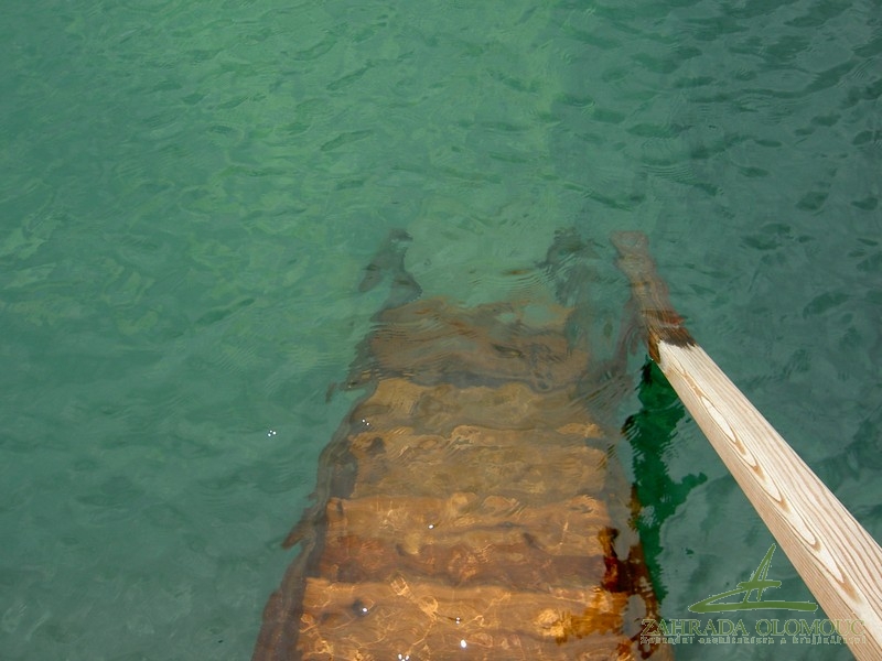 Schody z mola do koupací zóny